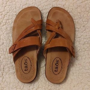 Taos ladies sz6 "Perfect" sandals in Tan